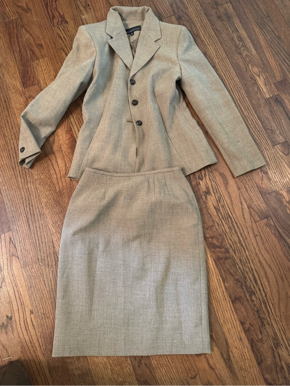 Larry Levine Petite Two-Piece Suit in Light Beige